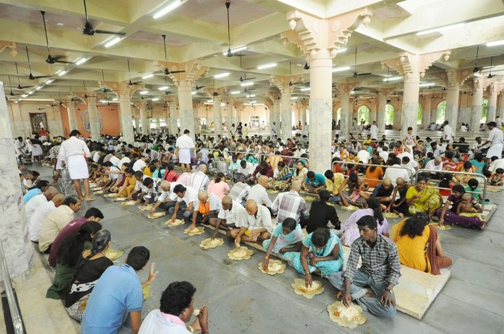 Mega Kitchens In India That Offer Finger Licking Free Food!